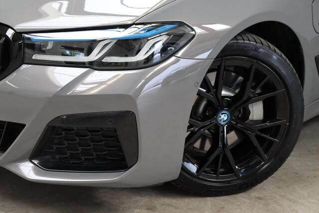 BMW 5-SERIE Touring 530e xDrive High Executive M Sport Pakket Automaat / Live Cockpit Professional / Driving Assistant Professional / Laserlicht / Panoramadak / Trekhaak / Stuurwielverwarming / Ambiance Verlichting / Stoelverwarming voor+achter / Head-Up Display / DA