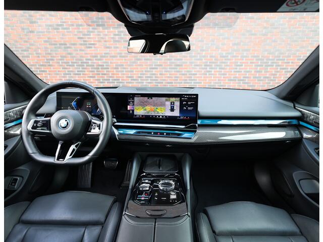 BMW 5-SERIE Touring 550e xDrive | M Performance - Pano - Trekhaak
