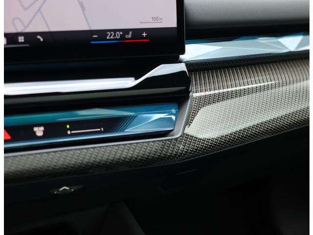 BMW 5-SERIE Touring 550e xDrive | M Performance - Pano - Trekhaak
