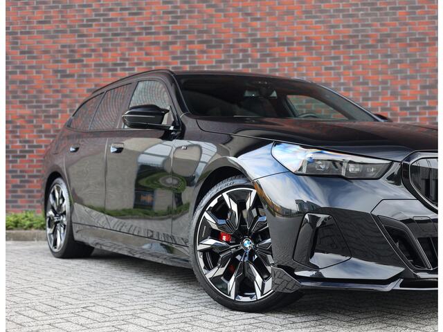 BMW 5-SERIE Touring 550e xDrive | M Performance - Pano - Trekhaak
