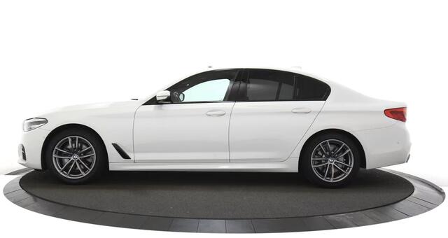BMW 5-SERIE 520d xDrive High Executive Trekhaak / Leer / Navigatie