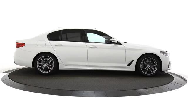 BMW 5-SERIE 520d xDrive High Executive Trekhaak / Leer / Navigatie