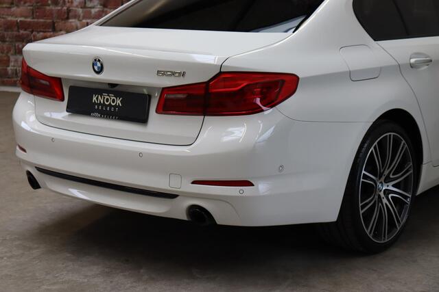 BMW 5-SERIE Sedan 530i High Executive Sport Line Automaat / Navigatiesysteem Professional / Schuif-/kanteldak / Active Protection / Sfeerverlichting / Comfortstoelen / 20 Inch / Soft Close / Adaptieve LED-koplamp / Driving Assistant / Extra Getint Glas