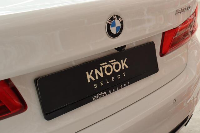 BMW 5-SERIE Sedan 530i High Executive Sport Line Automaat / Navigatiesysteem Professional / Schuif-/kanteldak / Active Protection / Sfeerverlichting / Comfortstoelen / 20 Inch / Soft Close / Adaptieve LED-koplamp / Driving Assistant / Extra Getint Glas