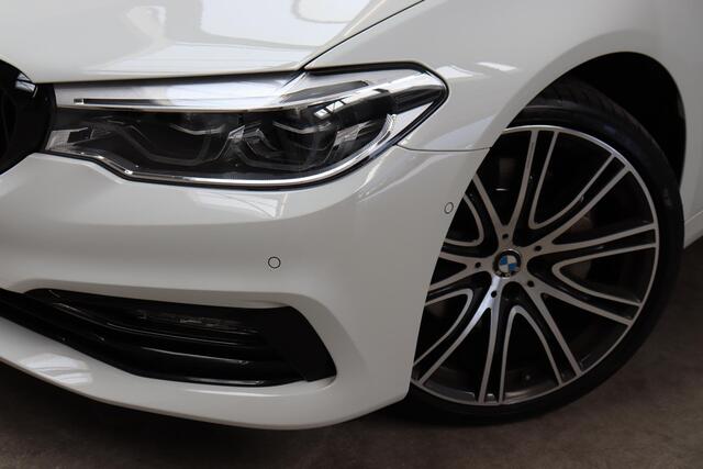 BMW 5-SERIE Sedan 530i High Executive Sport Line Automaat / Navigatiesysteem Professional / Schuif-/kanteldak / Active Protection / Sfeerverlichting / Comfortstoelen / 20 Inch / Soft Close / Adaptieve LED-koplamp / Driving Assistant / Extra Getint Glas