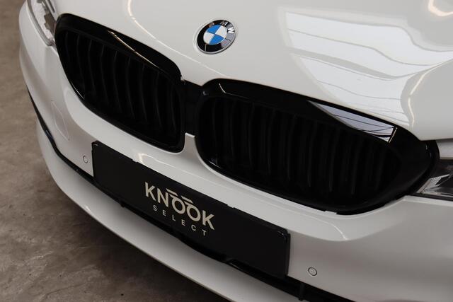 BMW 5-SERIE Sedan 530i High Executive Sport Line Automaat / Navigatiesysteem Professional / Schuif-/kanteldak / Active Protection / Sfeerverlichting / Comfortstoelen / 20 Inch / Soft Close / Adaptieve LED-koplamp / Driving Assistant / Extra Getint Glas