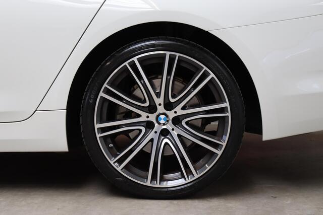 BMW 5-SERIE Sedan 530i High Executive Sport Line Automaat / Navigatiesysteem Professional / Schuif-/kanteldak / Active Protection / Sfeerverlichting / Comfortstoelen / 20 Inch / Soft Close / Adaptieve LED-koplamp / Driving Assistant / Extra Getint Glas