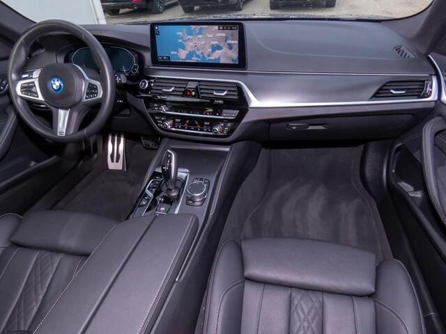 BMW 5-SERIE Touring 530e xDrive M-SPORT ** LASER, LEDER, PANO, TREKH, HuD, MEMORY, 19-inch LMV ** Slechts 11.374km. - ¤ 44.000,= onder NP ** ** INFORMEER OOK NAAR ONZE AANTREKKELIJKE FINANCIAL-LEASE TARIEVEN **