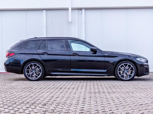 BMW 5-SERIE Touring 530e xDrive M-SPORT ** LASER, LEDER, PANO, TREKH, HuD, MEMORY, 19-inch LMV ** Slechts 11.374km. - ¤ 44.000,= onder NP ** ** INFORMEER OOK NAAR ONZE AANTREKKELIJKE FINANCIAL-LEASE TARIEVEN **