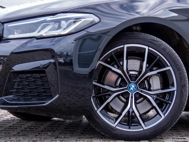 BMW 5-SERIE Touring 530e xDrive M-SPORT ** LASER, LEDER, PANO, TREKH, HuD, MEMORY, 19-inch LMV ** Slechts 11.374km. - ¤ 44.000,= onder NP ** ** INFORMEER OOK NAAR ONZE AANTREKKELIJKE FINANCIAL-LEASE TARIEVEN **