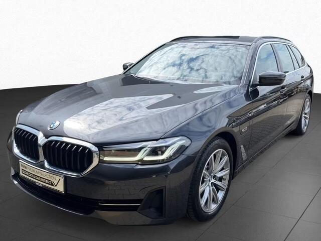 BMW 5-SERIE Touring 530e ** LASER, NAVI+, DAKOTA LEDER, PANORAMA, HuD, KEYLESS, MEM, 42k onder NP ** 1e EIG - UNFALLFREI - BMW GAR ** ** INFORMEER OOK NAAR ONZE AANTREKKELIJKE FINANCIAL-LEASE TARIEVEN **
