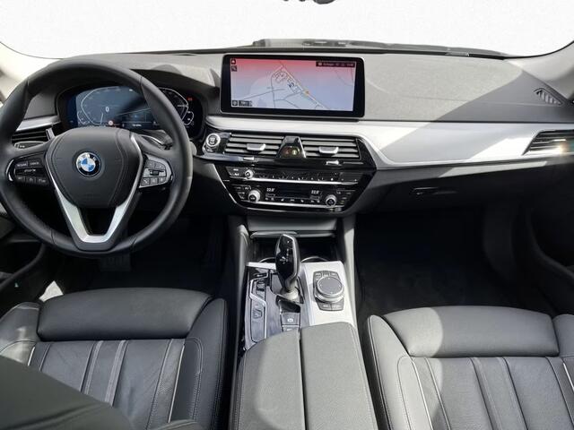 BMW 5-SERIE Touring 530e ** LASER, NAVI+, DAKOTA LEDER, PANORAMA, HuD, KEYLESS, MEM, 42k onder NP ** 1e EIG - UNFALLFREI - BMW GAR ** ** INFORMEER OOK NAAR ONZE AANTREKKELIJKE FINANCIAL-LEASE TARIEVEN **