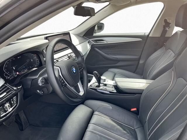 BMW 5-SERIE Touring 530e ** LASER, NAVI+, DAKOTA LEDER, PANORAMA, HuD, KEYLESS, MEM, 42k onder NP ** 1e EIG - UNFALLFREI - BMW GAR ** ** INFORMEER OOK NAAR ONZE AANTREKKELIJKE FINANCIAL-LEASE TARIEVEN **