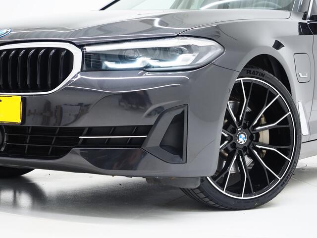 BMW 5-SERIE Touring 530e | Leder | Memory | Stoelventilatie | Adaptive Cruise | Camera | Sfeerlicht | Dodehoek