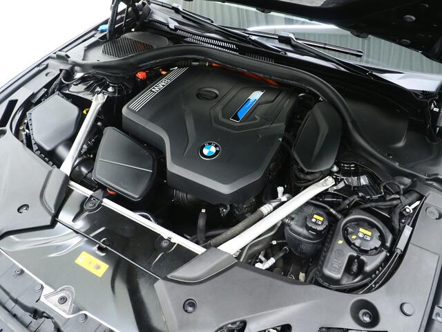 BMW 5-SERIE Touring 530e | Leder | Memory | Stoelventilatie | Adaptive Cruise | Camera | Sfeerlicht | Dodehoek