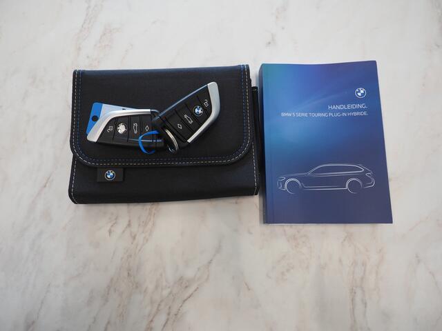 BMW 5-SERIE Touring 530e | Leder | Memory | Stoelventilatie | Adaptive Cruise | Camera | Sfeerlicht | Dodehoek