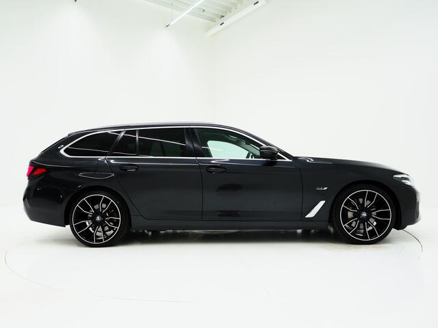 BMW 5-SERIE Touring 530e | Leder | Memory | Stoelventilatie | Adaptive Cruise | Camera | Sfeerlicht | Dodehoek