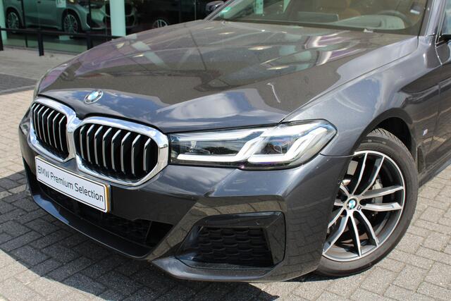 BMW 5-SERIE 530i M Sport Automaat / Schuif-kanteldak / Achteruitrijcamera / Comfortstoelen / Comfort Access / Active Cruise Control / Adaptieve LED / Head-Up