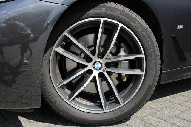 BMW 5-SERIE 530i M Sport Automaat / Schuif-kanteldak / Achteruitrijcamera / Comfortstoelen / Comfort Access / Active Cruise Control / Adaptieve LED / Head-Up