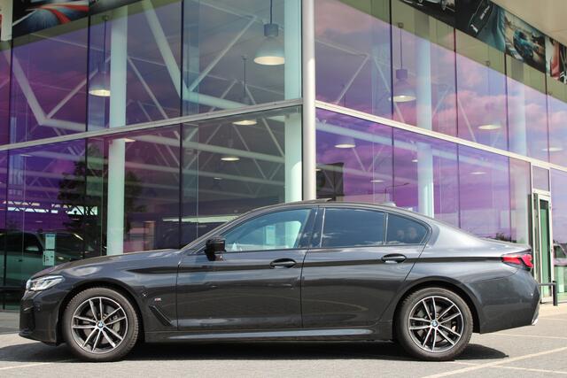 BMW 5-SERIE 530i M Sport Automaat / Schuif-kanteldak / Achteruitrijcamera / Comfortstoelen / Comfort Access / Active Cruise Control / Adaptieve LED / Head-Up