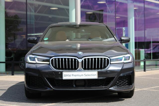 BMW 5-SERIE 530i M Sport Automaat / Schuif-kanteldak / Achteruitrijcamera / Comfortstoelen / Comfort Access / Active Cruise Control / Adaptieve LED / Head-Up
