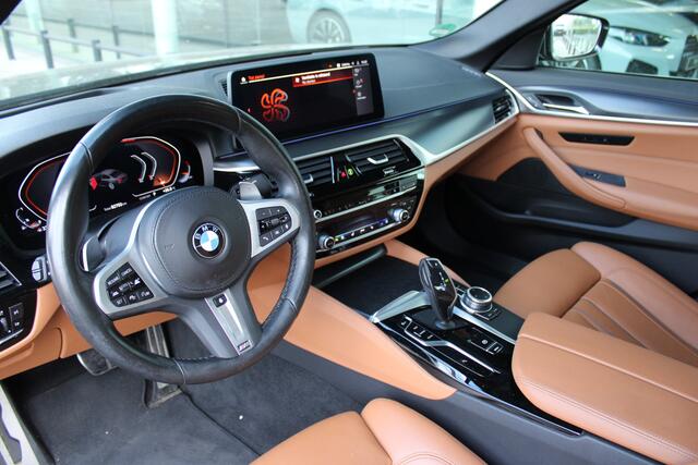 BMW 5-SERIE 530i M Sport Automaat / Schuif-kanteldak / Achteruitrijcamera / Comfortstoelen / Comfort Access / Active Cruise Control / Adaptieve LED / Head-Up