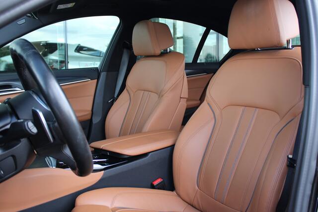 BMW 5-SERIE 530i M Sport Automaat / Schuif-kanteldak / Achteruitrijcamera / Comfortstoelen / Comfort Access / Active Cruise Control / Adaptieve LED / Head-Up
