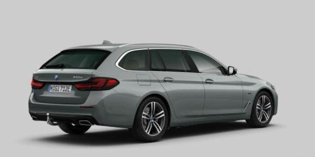 BMW 5-SERIE Touring 530e xDrive Trekhaak - Panoramadak - Driving Assistant Professional - Head up - Comfort Access - Sportstoelen - zonneschermen - Parking Assistant Plus - High Beam Assistant - Getinte Ruiten -