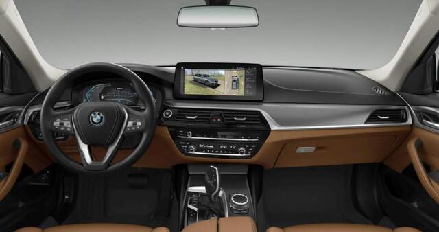 BMW 5-SERIE Touring 530e xDrive Trekhaak - Panoramadak - Driving Assistant Professional - Head up - Comfort Access - Sportstoelen - zonneschermen - Parking Assistant Plus - High Beam Assistant - Getinte Ruiten -