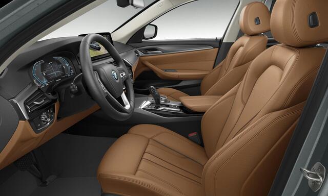 BMW 5-SERIE Touring 530e xDrive Trekhaak - Panoramadak - Driving Assistant Professional - Head up - Comfort Access - Sportstoelen - zonneschermen - Parking Assistant Plus - High Beam Assistant - Getinte Ruiten -