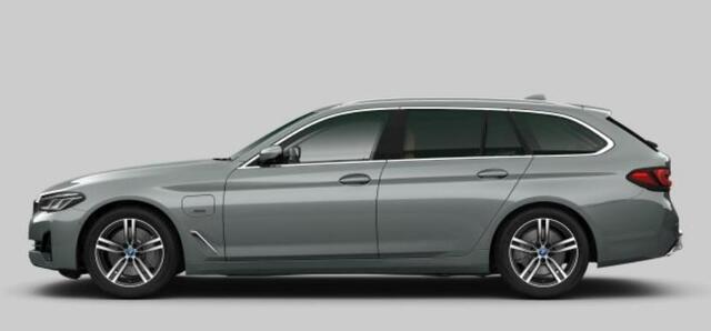 BMW 5-SERIE Touring 530e xDrive Trekhaak - Panoramadak - Driving Assistant Professional - Head up - Comfort Access - Sportstoelen - zonneschermen - Parking Assistant Plus - High Beam Assistant - Getinte Ruiten -