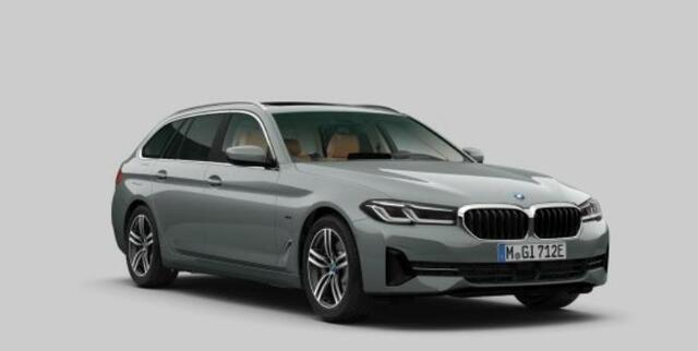 BMW 5-SERIE Touring 530e xDrive Trekhaak - Panoramadak - Driving Assistant Professional - Head up - Comfort Access - Sportstoelen - zonneschermen - Parking Assistant Plus - High Beam Assistant - Getinte Ruiten -