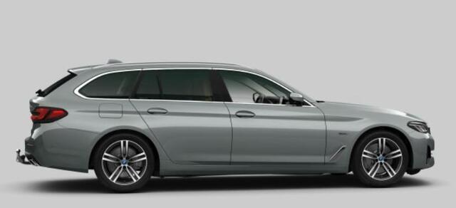 BMW 5-SERIE Touring 530e xDrive Trekhaak - Panoramadak - Driving Assistant Professional - Head up - Comfort Access - Sportstoelen - zonneschermen - Parking Assistant Plus - High Beam Assistant - Getinte Ruiten -