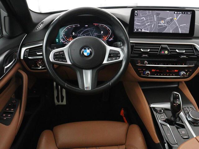 BMW 5-SERIE Touring 520i Business Edition Plus | Panoramadak | Leder | Elektrische stoelen | Stoelverwarming | Carplay | Cruise control | Climate control | Trekhaak