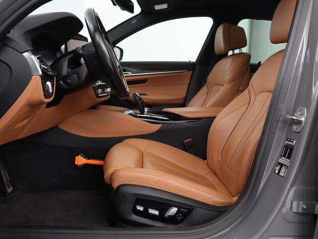 BMW 5-SERIE Touring 520i Business Edition Plus | Panoramadak | Leder | Elektrische stoelen | Stoelverwarming | Carplay | Cruise control | Climate control | Trekhaak
