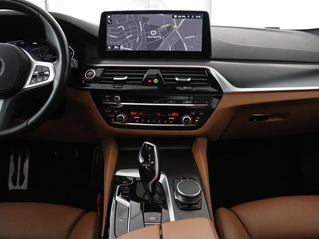 BMW 5-SERIE Touring 520i Business Edition Plus | Panoramadak | Leder | Elektrische stoelen | Stoelverwarming | Carplay | Cruise control | Climate control | Trekhaak