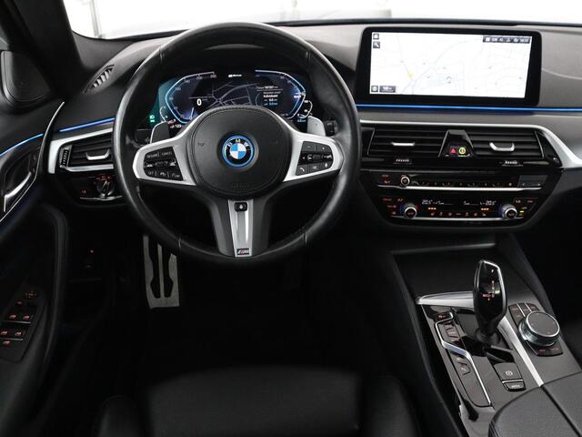 BMW 5-SERIE Touring 530e Business Edition Plus | SOH 90% | Panoramadak | Harman/Kardon | Leder | Stoel & stuurverwarming | Achterbank verwarming | Adaptive cruise | Camera | Carplay | Trekhaak |