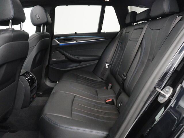 BMW 5-SERIE Touring 530e Business Edition Plus | SOH 90% | Panoramadak | Harman/Kardon | Leder | Stoel & stuurverwarming | Achterbank verwarming | Adaptive cruise | Camera | Carplay | Trekhaak |