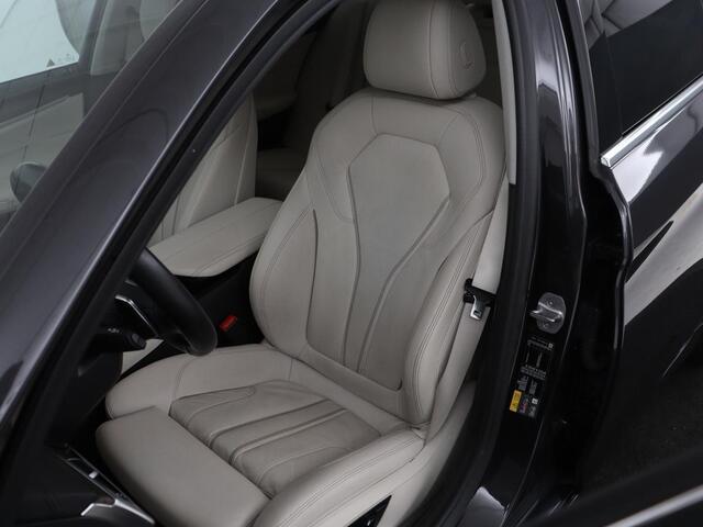 BMW 5-SERIE 530e iPerformance High Executive | Leder | Elektrische stoelen | Stoelverwarming | Sfeerverlichting | Adaptive cruise | Carplay | Climate control | Camera | Park assist | PHEV
