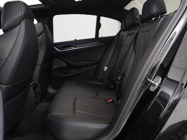 BMW 5-SERIE 530e xDrive High Executive | SOH 89,6% | Panoramadak | Leder | Memory | Stoelverwarming | Harman/Kardon | Carplay | Sfeerverlichting | Cruise control | PHEV