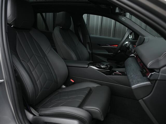 BMW 5-SERIE Touring 530e xDrive | M-Sport Pro | Panoramadak | Harman Kardon audio | M-Sport Suspension | Adaptive Led | Driving Assistant Plus | Ambient Light | Iconic glow grille | M-Sport Brake Red | Shadowline Lights