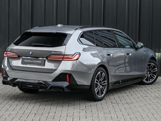 BMW 5-SERIE Touring 530e xDrive | M-Sport Pro | Panoramadak | Harman Kardon audio | M-Sport Suspension | Adaptive Led | Driving Assistant Plus | Ambient Light | Iconic glow grille | M-Sport Brake Red | Shadowline Lights