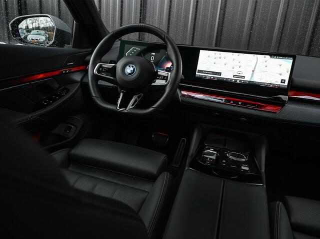 BMW 5-SERIE Touring 530e xDrive | M-Sport Pro | Panoramadak | Harman Kardon audio | M-Sport Suspension | Adaptive Led | Driving Assistant Plus | Ambient Light | Iconic glow grille | M-Sport Brake Red | Shadowline Lights