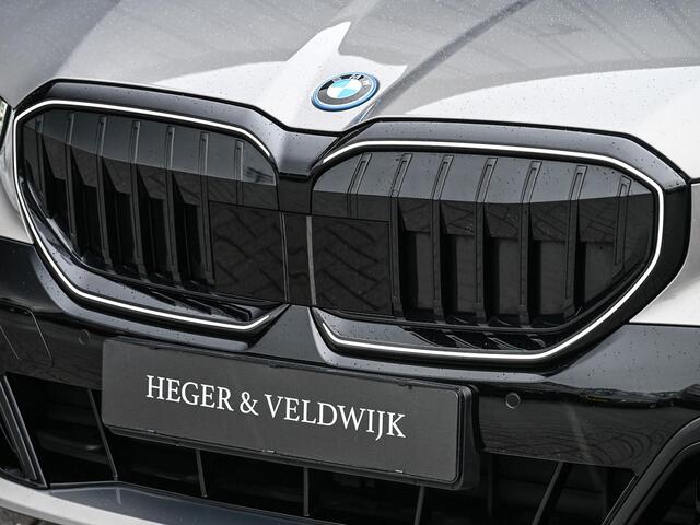 BMW 5-SERIE Touring 530e xDrive | M-Sport Pro | Panoramadak | Harman Kardon audio | M-Sport Suspension | Adaptive Led | Driving Assistant Plus | Ambient Light | Iconic glow grille | M-Sport Brake Red | Shadowline Lights