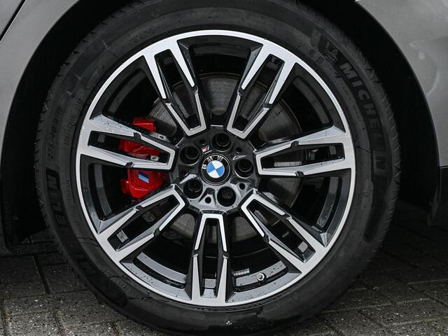 BMW 5-SERIE Touring 530e xDrive | M-Sport Pro | Panoramadak | Harman Kardon audio | M-Sport Suspension | Adaptive Led | Driving Assistant Plus | Ambient Light | Iconic glow grille | M-Sport Brake Red | Shadowline Lights