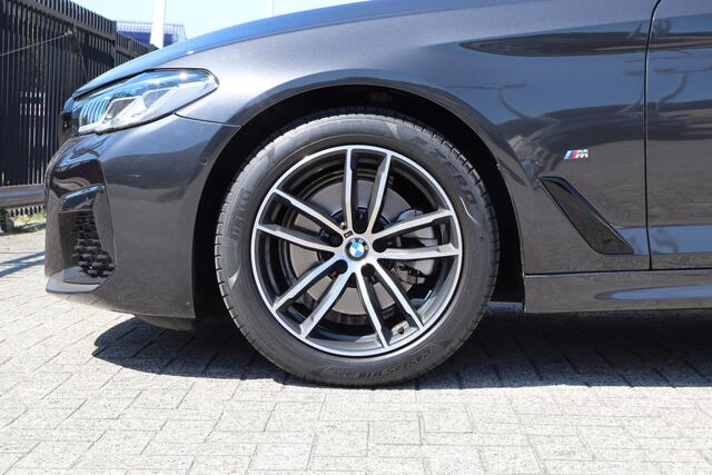BMW 5-SERIE Touring 520i High Executive M Sport | Facelift | Panoramadak | Luxe lederen bekleding | Laser-LED | Nederlands geleverd | Memory seats | Sfeerverlichting | Apple carplay | Adaptief onderstel | Keyless | Cruise control | Climate control | Stoelverwarming | Unieke