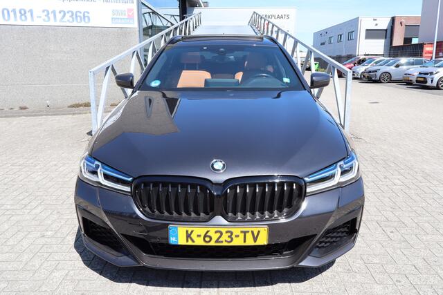 BMW 5-SERIE Touring 520i High Executive M Sport | Facelift | Panoramadak | Luxe lederen bekleding | Laser-LED | Nederlands geleverd | Memory seats | Sfeerverlichting | Apple carplay | Adaptief onderstel | Keyless | Cruise control | Climate control | Stoelverwarming | Unieke