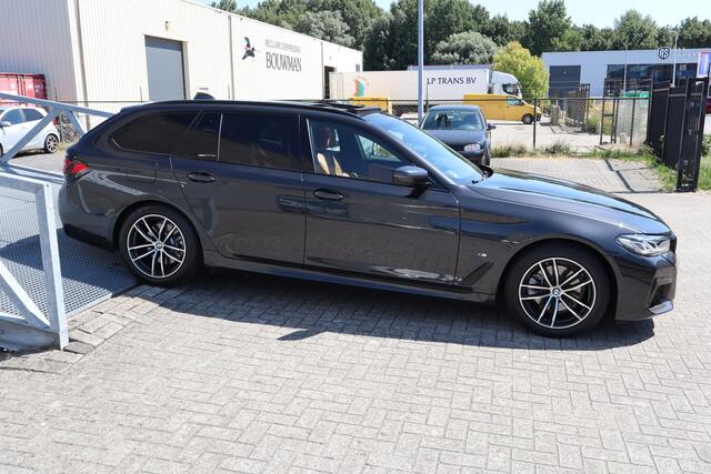 BMW 5-SERIE Touring 520i High Executive M Sport | Facelift | Panoramadak | Luxe lederen bekleding | Laser-LED | Nederlands geleverd | Memory seats | Sfeerverlichting | Apple carplay | Adaptief onderstel | Keyless | Cruise control | Climate control | Stoelverwarming | Unieke