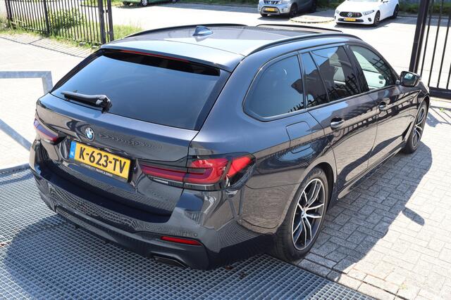 BMW 5-SERIE Touring 520i High Executive M Sport | Facelift | Panoramadak | Luxe lederen bekleding | Laser-LED | Nederlands geleverd | Memory seats | Sfeerverlichting | Apple carplay | Adaptief onderstel | Keyless | Cruise control | Climate control | Stoelverwarming | Unieke