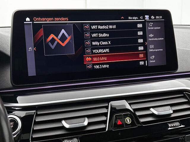 BMW 5-SERIE Touring 530e High Executive | Trekhaak | Panoramadak | HIFI |
